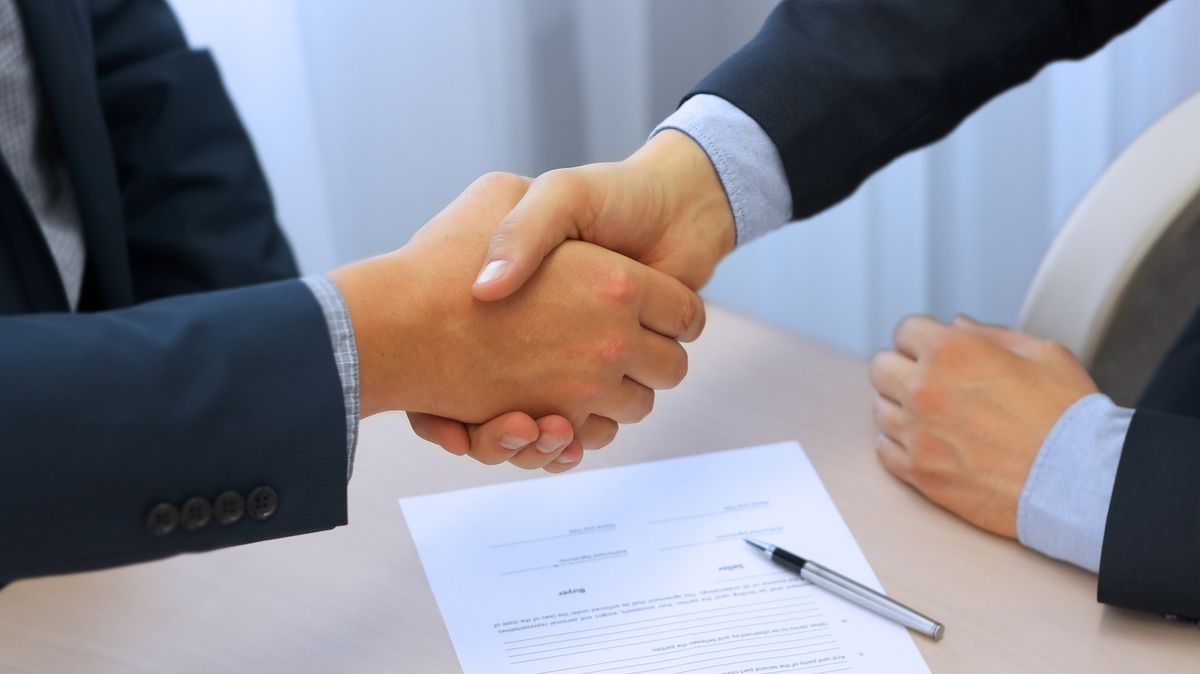 2_Close-up-image-of-a-firm-handshake-between-two-colleagues.jpg